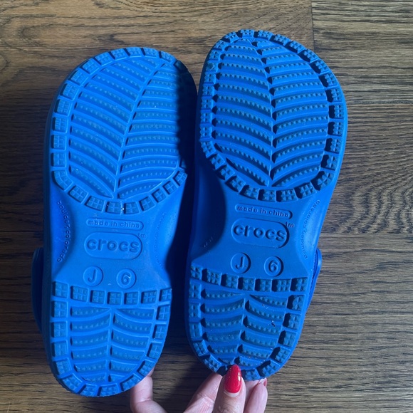 EUC Blue Crocs - Size Kids 6 - Picture 4 of 6